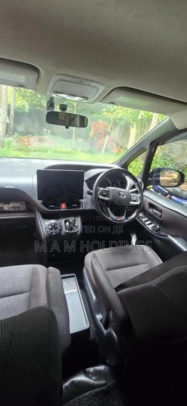 Toyota Voxy 2015 Van (Used)