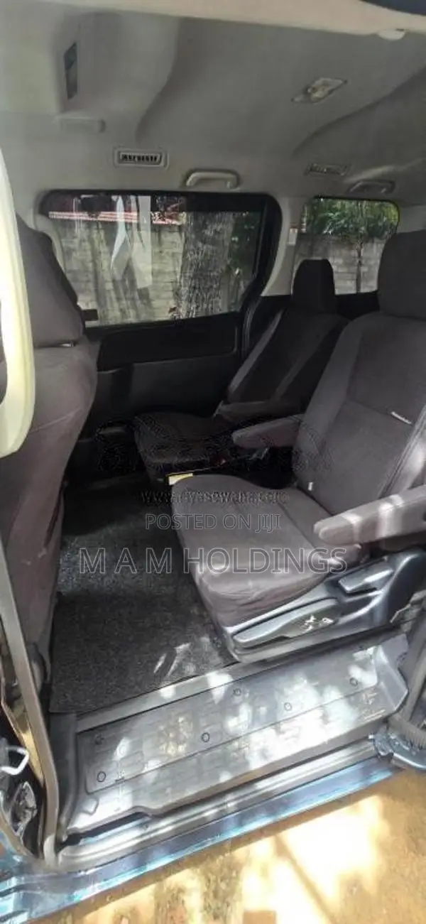 Toyota Voxy 2015 Van (Used)
