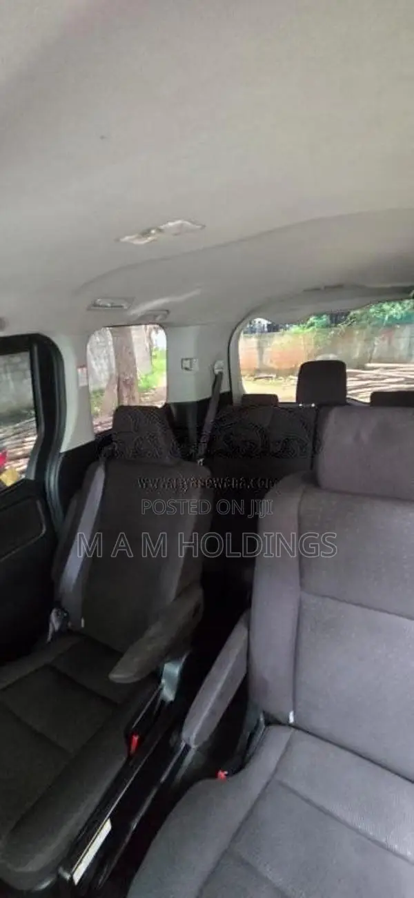 Toyota Voxy 2015 Van (Used)