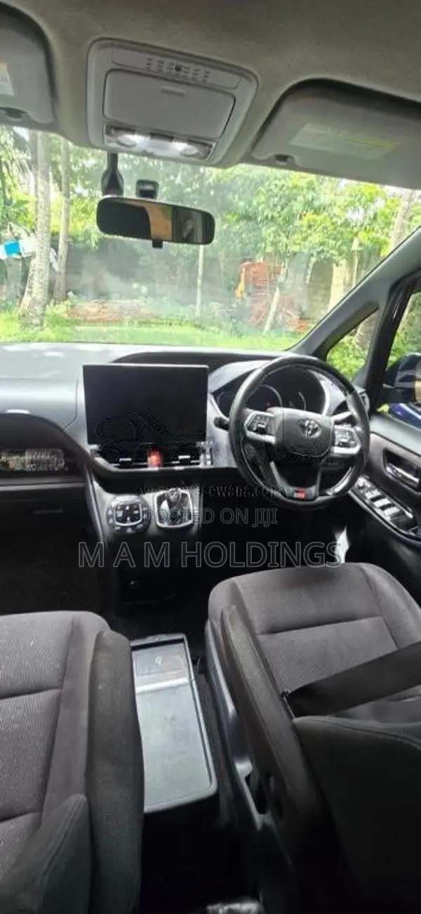 Toyota Voxy 2015 Van (Used)