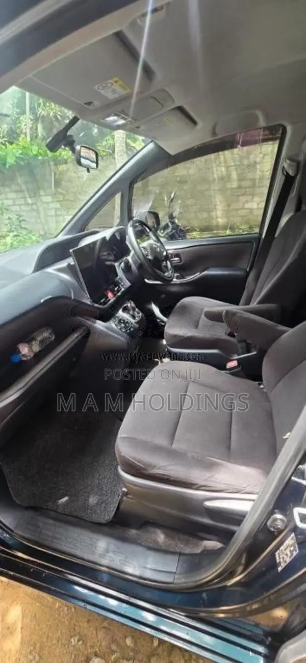 Toyota Voxy 2015 Van (Used)