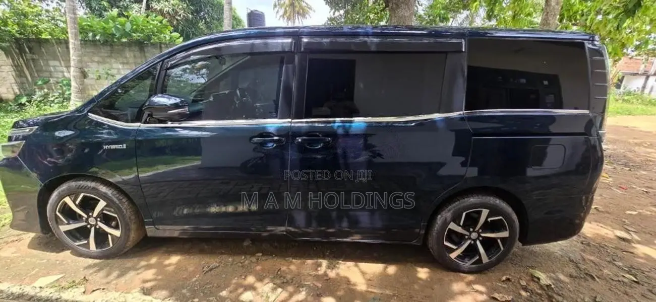 Toyota Voxy 2015 Van (Used)