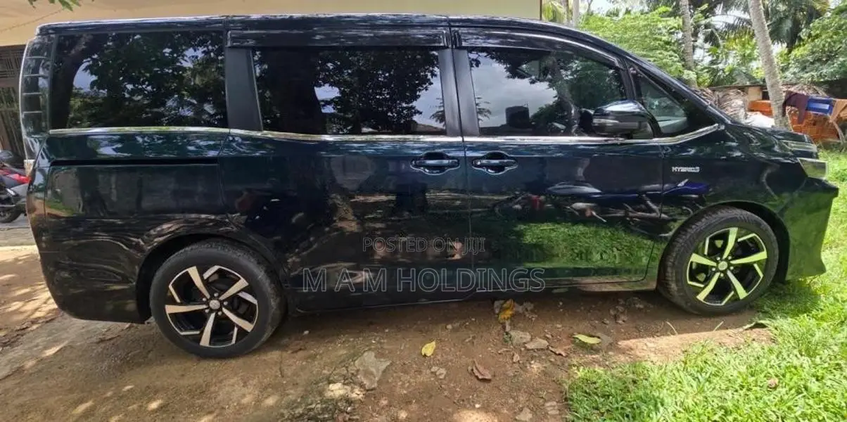 Toyota Voxy 2015 Van (Used)