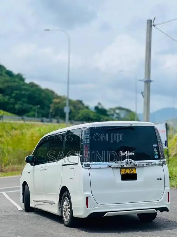Toyota Voxy 2014 SUV (Used)