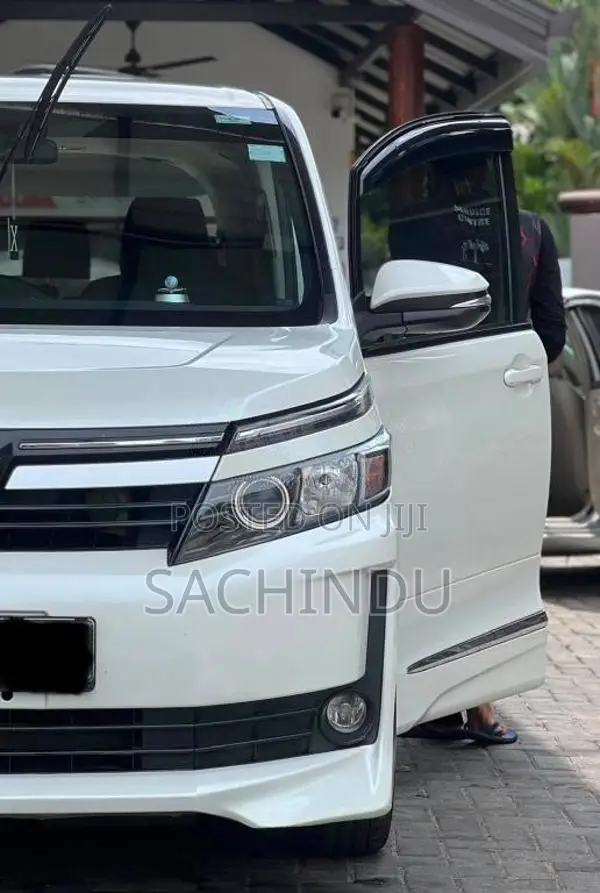 Toyota Voxy 2014 SUV (Used)