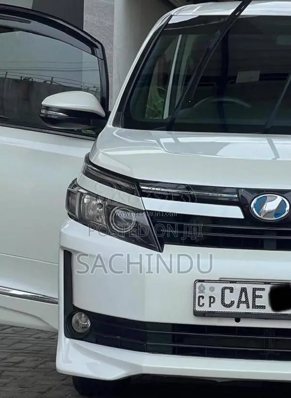 Toyota Voxy 2014 SUV (Used)