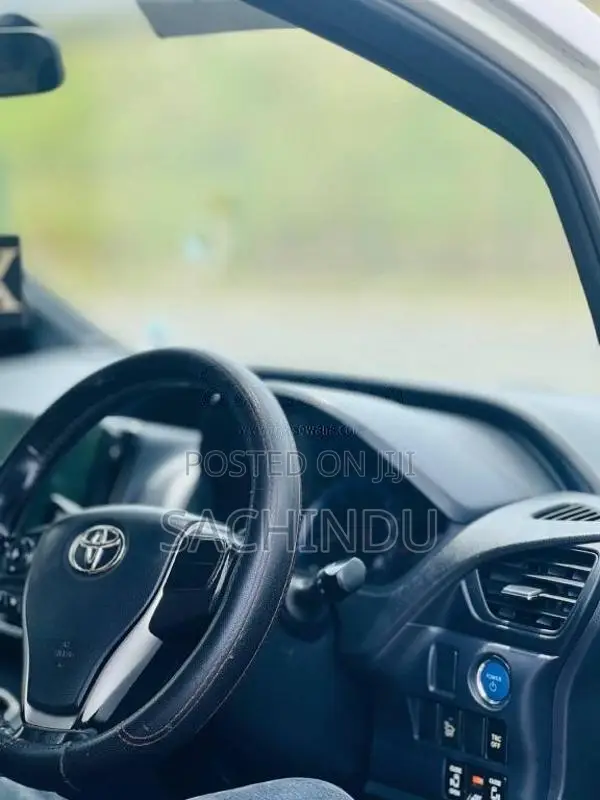 Toyota Voxy 2014 SUV (Used)