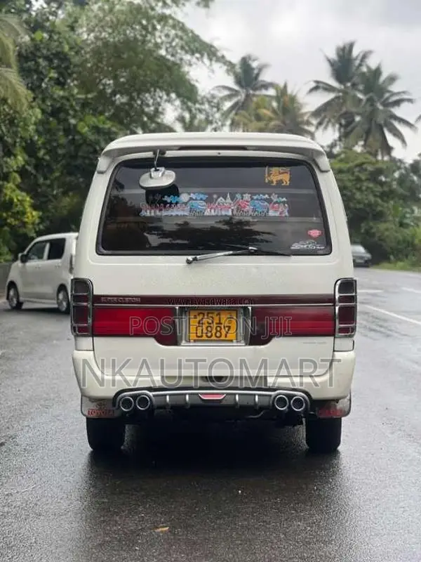Toyota Dolphin 1993 Van (Used)