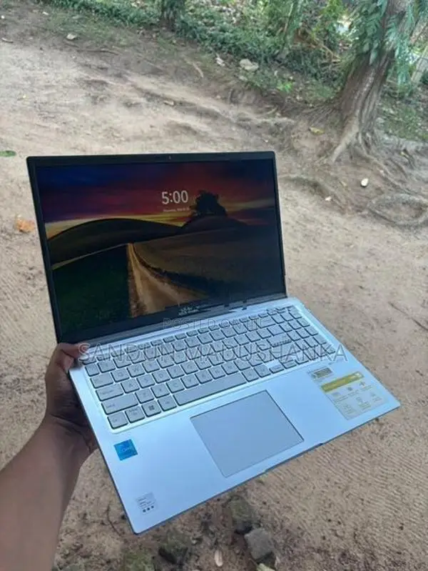Asus Vivobook 15 X1504VA i3 13th Gen / 8GB RAM 512GB SSD