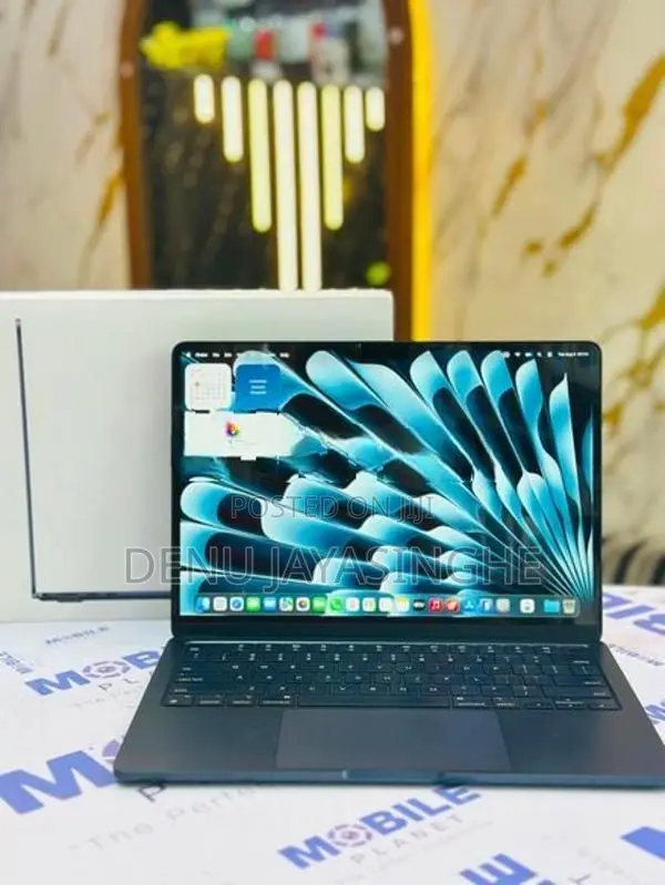Apple Macbook Air 2022 M2 Chip 8GB RAM 512GB NVME 13 Inch