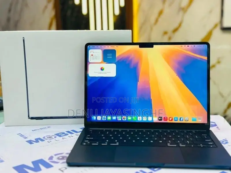 Apple Macbook Air 2022 M2 Chip 8GB RAM 512GB NVME 13 Inch Display