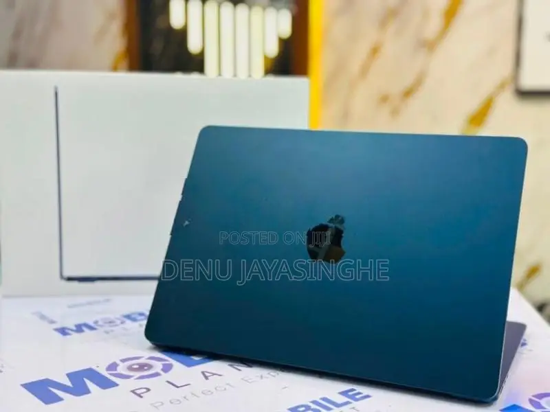 Apple Macbook Air 2022 M2 Chip 8GB RAM 512GB NVME 13 Inch