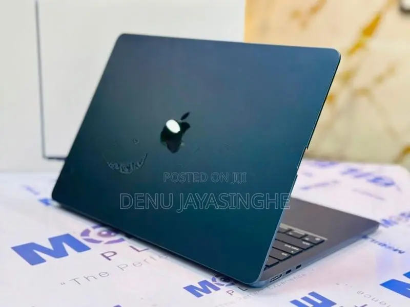 Apple Macbook Air 2022 M2 Chip 8GB RAM 512GB NVME 13 Inch Display