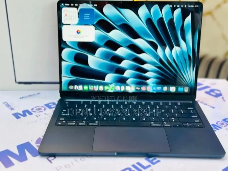 Apple Macbook Air 2022 M2 Chip 8GB RAM 512GB NVME 13 Inch