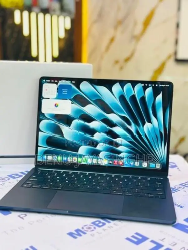 Apple Macbook Air 2022 M2 Chip 8GB RAM 512GB NVME 13 Inch