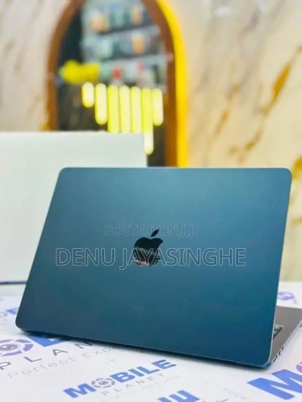 Apple Macbook Air 2022 M2 Chip 8GB RAM 512GB NVME 13 Inch Display
