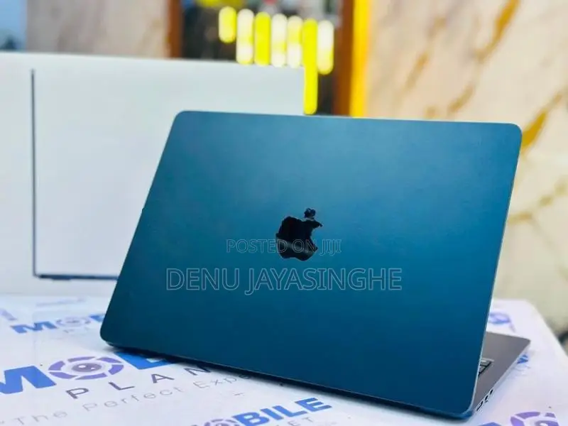 Apple Macbook Air 2022 M2 Chip 8GB RAM 512GB NVME 13 Inch