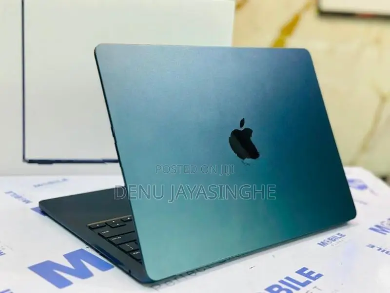 Apple Macbook Air 2022 M2 Chip 8GB RAM 512GB NVME 13 Inch Display