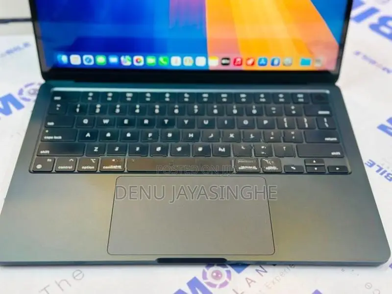 Apple Macbook Air 2022 M2 Chip 8GB RAM 512GB NVME 13 Inch