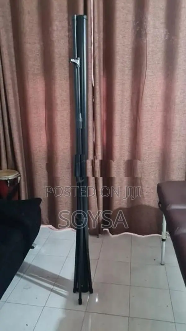 Tripod Projection Screen