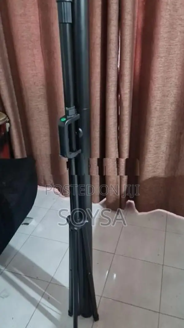 Tripod Projection Screen