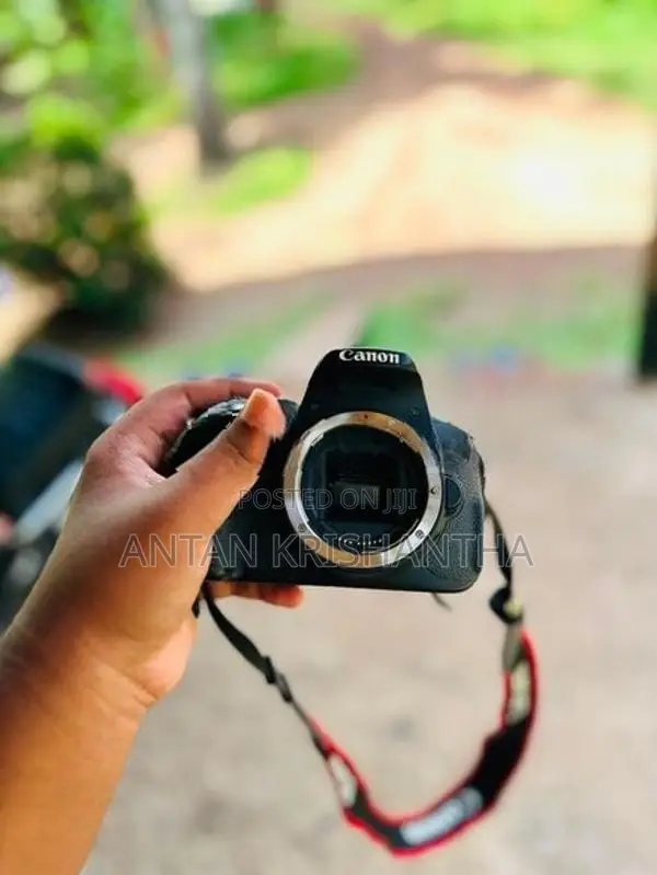 CANON EOS 700 D USED 28-80 LENS WITH CUP HOOD