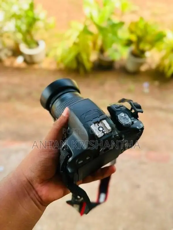 CANON EOS 700 D USED 28-80 LENS WITH CUP HOOD