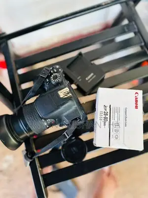 CANON EOS 700 D USED 28-80 LENS WITH CUP HOOD