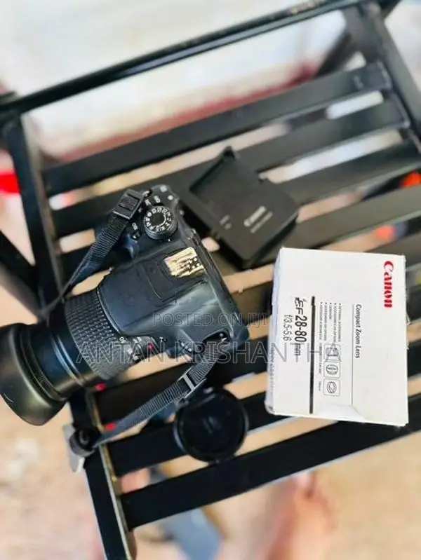 CANON EOS 700 D USED 28-80 LENS WITH CUP HOOD