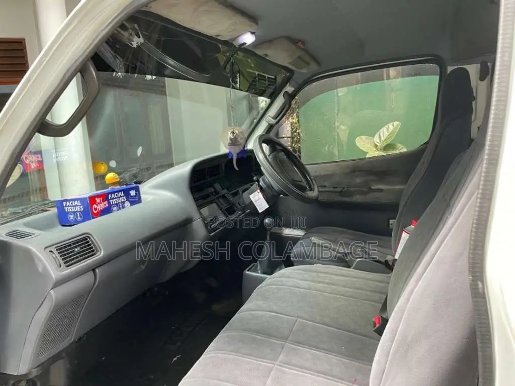 Toyota Dolphin 1993 Van (Used)