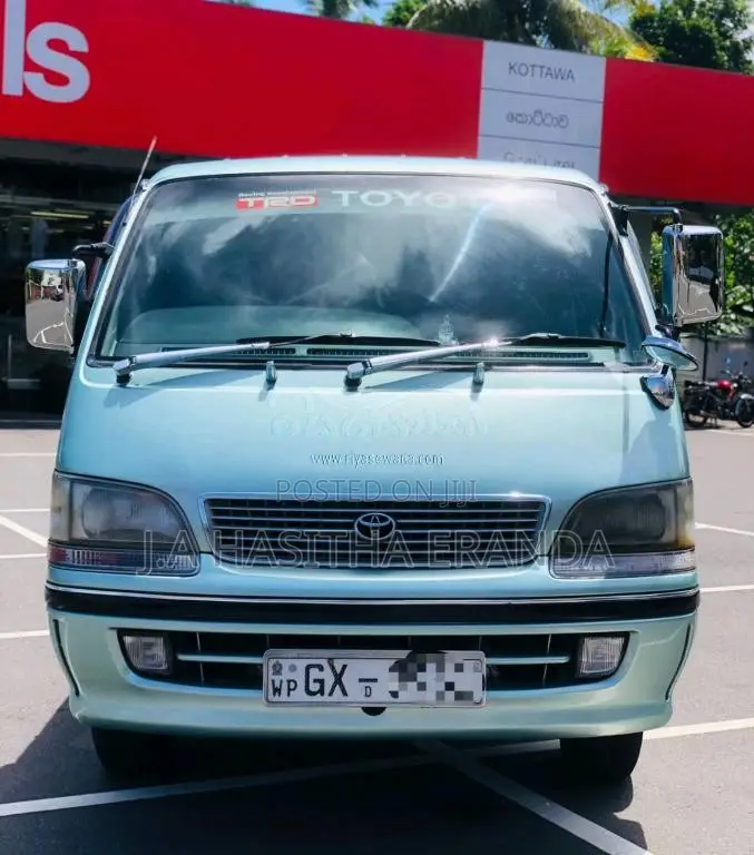 Toyota Dolphin 2002 Van (Used)