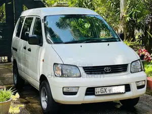 Toyota Noah 2002 Van (Used)