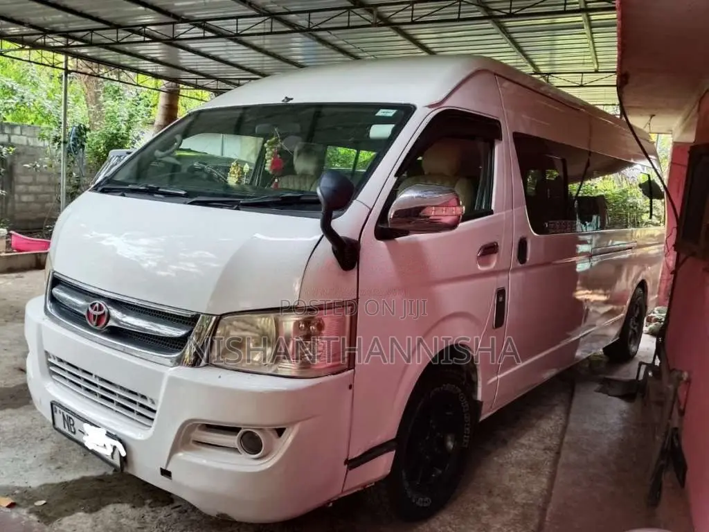 Micro High Roof 2013 Van (Used)