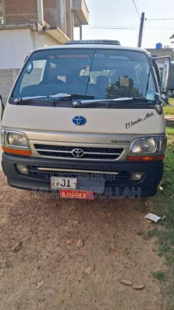 Toyota Dolphin 2000 Van (Used)