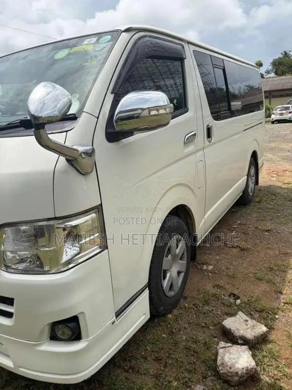 Toyota TRH 2013 Van (Used)