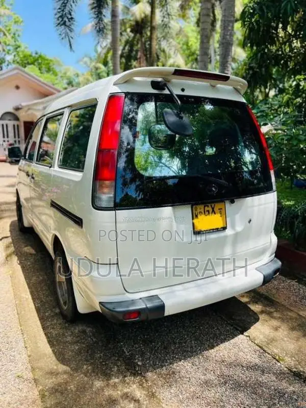 Toyota Noah 2002 Van (Used)
