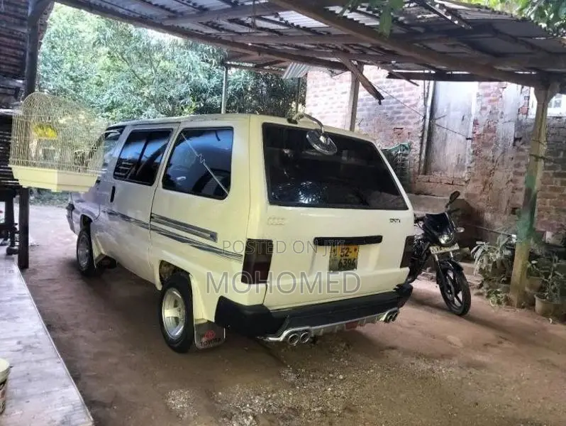 Toyota CR26 1987 Van (Used)