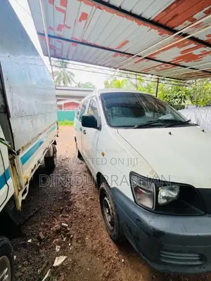 Toyota Noah 2004 Van (Used)