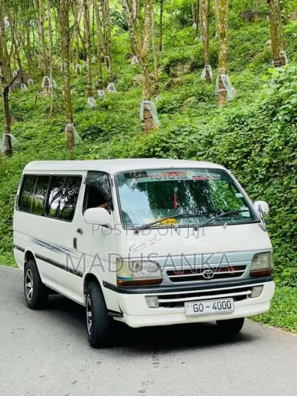 Toyota Dolphin 2000 Van (Used)