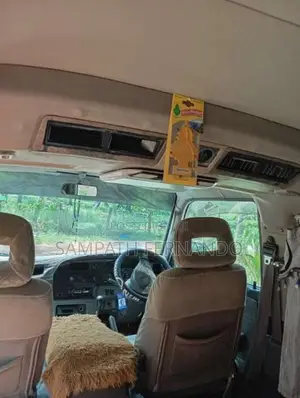 Nissan Caravan 2001 Van (Used)