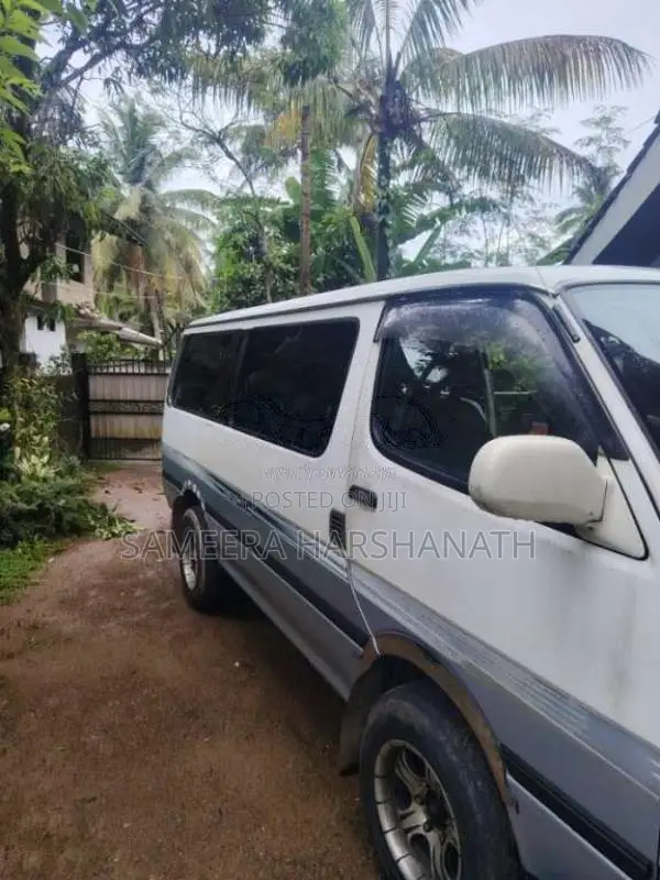 Toyota Dolphin 2002 Van (Used)