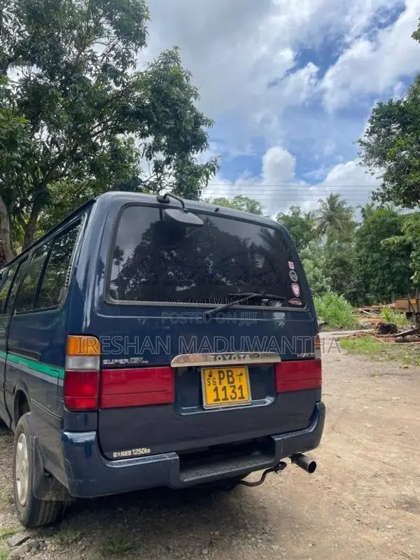 Toyota Dolphin 172 2002 Van (Used)