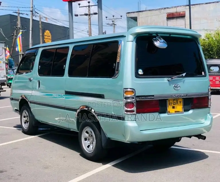 Toyota Dolphin 2002 Van (Used)