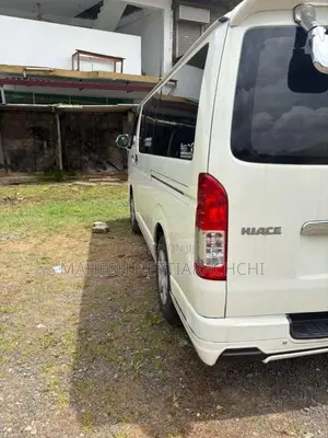 Toyota TRH 2013 Van (Used)