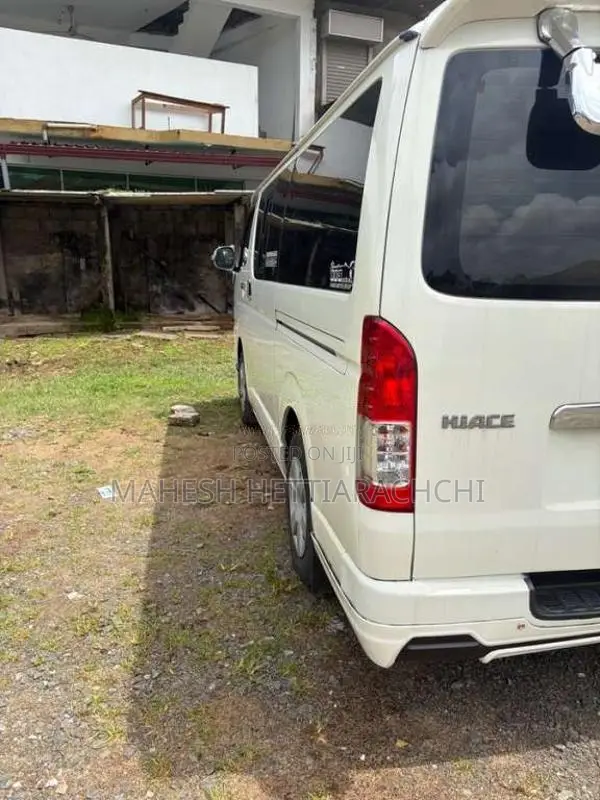 Toyota TRH 2013 Van (Used)