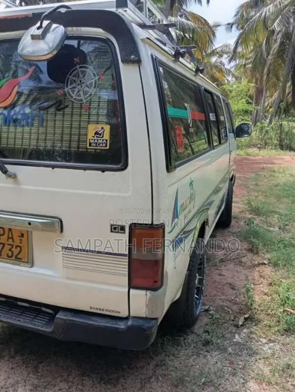 Nissan Caravan 2001 Van (Used)