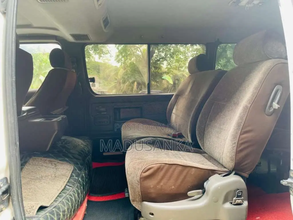Toyota Dolphin 2000 Van (Used)