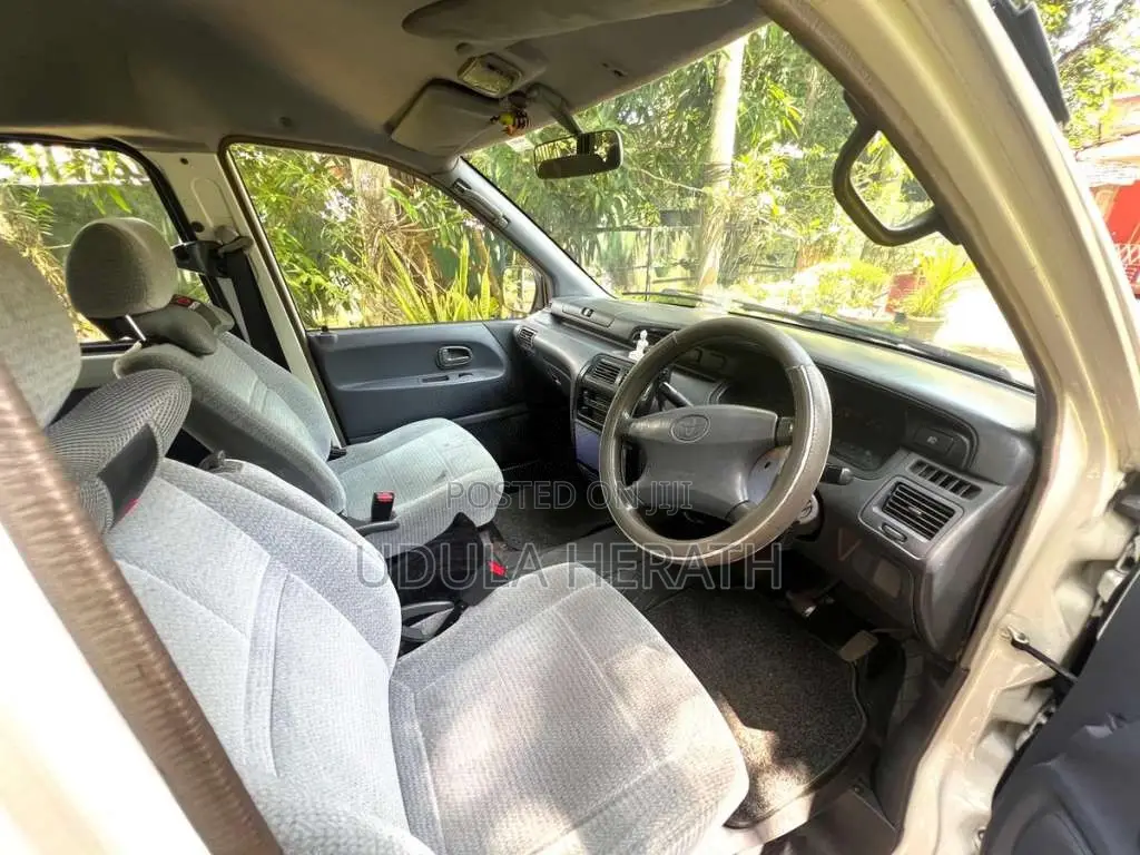 Toyota Noah 2002 Van (Used)