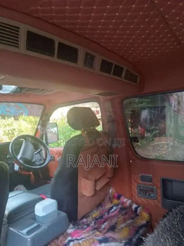 Toyota Dolphin 1995 Van (Used)