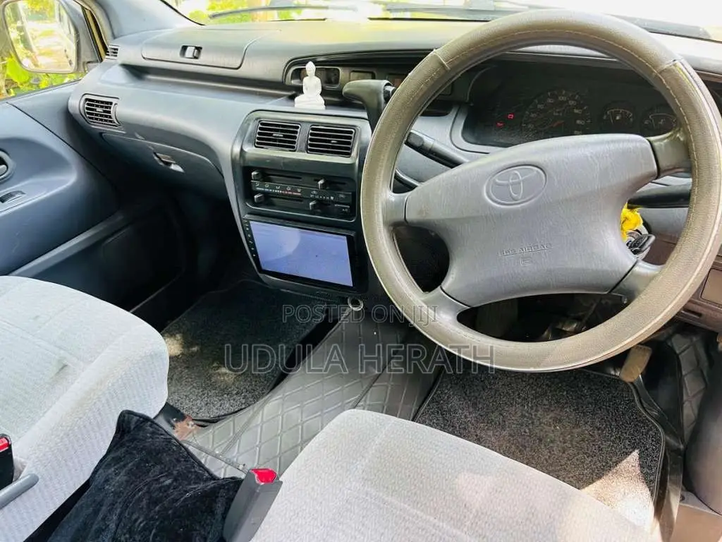 Toyota Noah 2002 Van (Used)